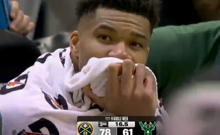 哈达威里突外投连拿5分领先雄鹿17分，字母哥在场下眼神迷离