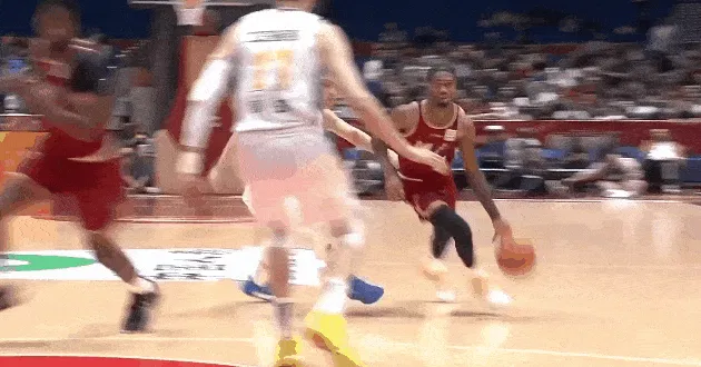 PP电子官方-势大力沉！琼斯下顺起飞接球，在周琦头上完成双手空接暴扣